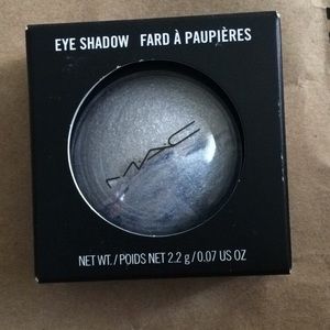 Mac mineralized eye shadow in water & ice